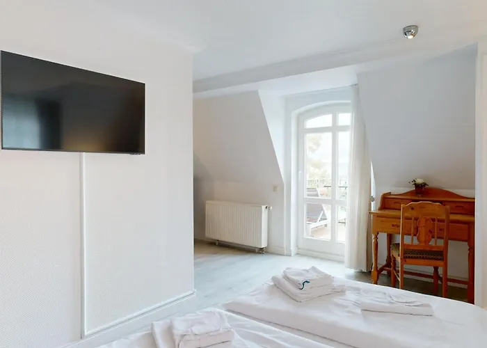 Fewo Direkt Am Strand Mit Meerblick Und Balkon,Villa Glueckspilz, Binz